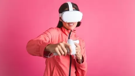 ผู้หญิงสวมแว่น VR เล่นเกมมือถือ