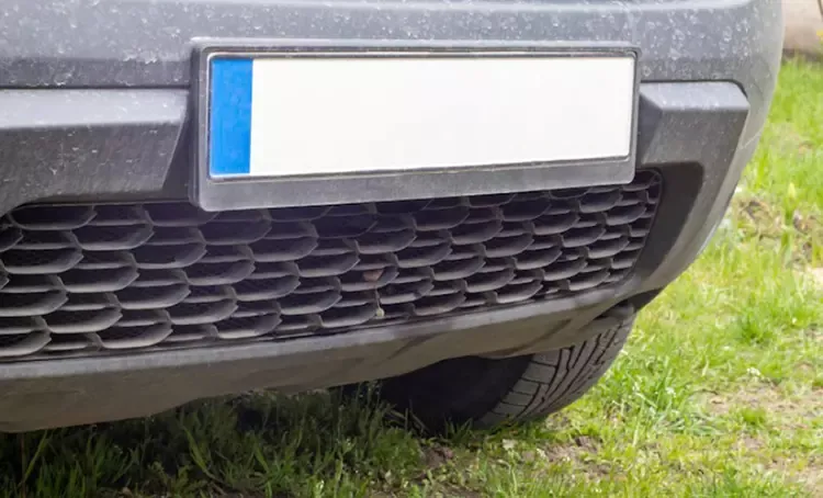 แผ่นป้ายทะเบียนสีขาวติดอยู่ด้านหน้ารถ แผ่นป้ายทะเบียนสีขาวติดอยู่ด้านหน้ารถ