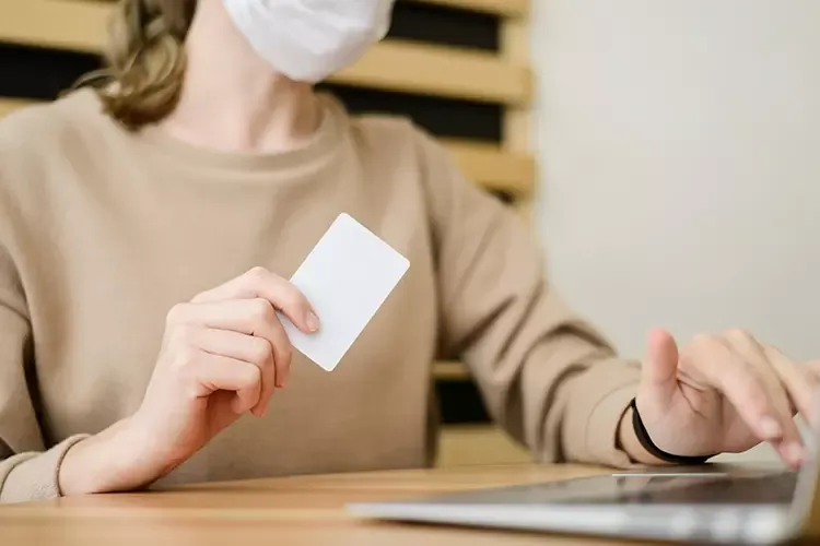 ผู้หญิงชำระค่าสินค้าออนไลน์ด้วยบัตรเครดิต