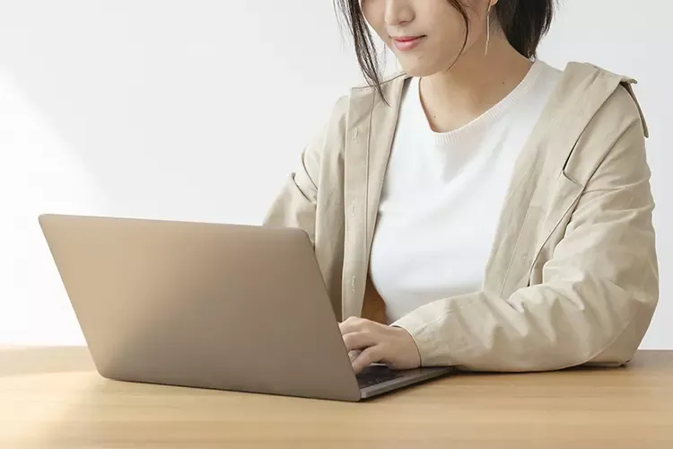 ผู้หญิงใช้งานโน้ตบุ๊กที่บ้าน ผู้หญิงใช้งานโน้ตบุ๊กที่บ้าน