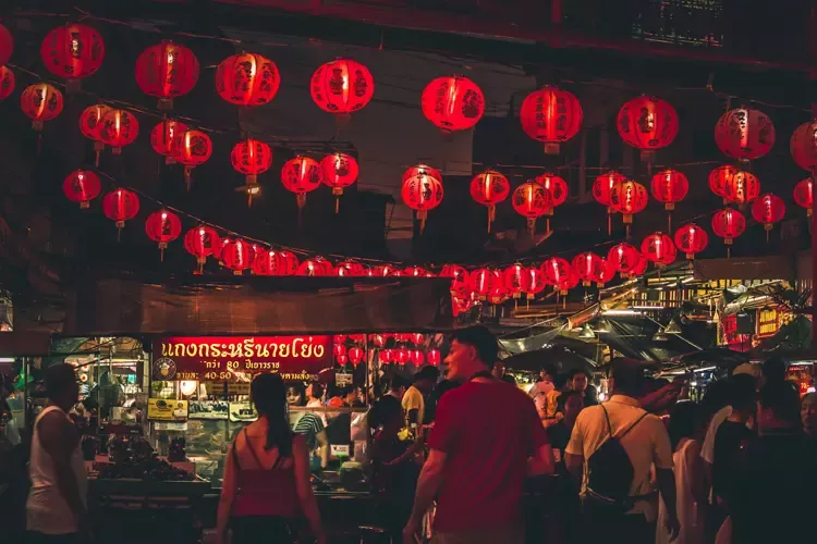 นักท่องเที่ยวไทยและต่างชาติเดินหาของกินที่เยาวราช นักท่องเที่ยวไทยและต่างชาติเดินหาของกินที่เยาวราช