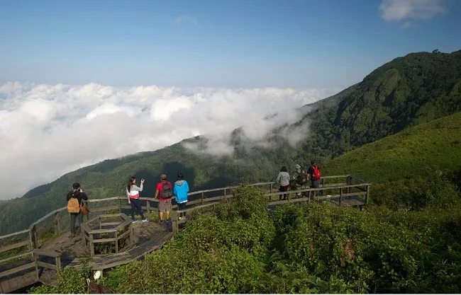 คนกำลังยืนอยู่ที่กิ่วแม่ปาน