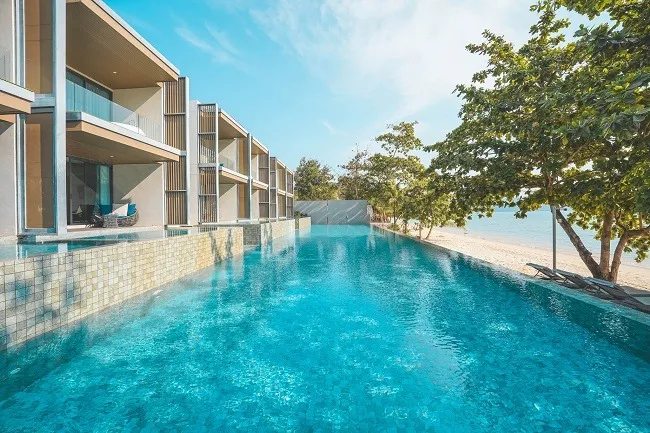 สระน้ำริมทะเลที่โรงแรม My Beach Resort Phuket