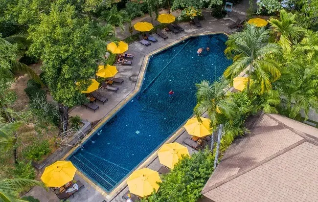 สระว่ายน้ำกลางแจ้งโรงแรม Naiyang Beach Resort and Spa