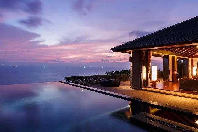 บรรยากาศตอนกลางคืนโรงแรม Paresa Phuket