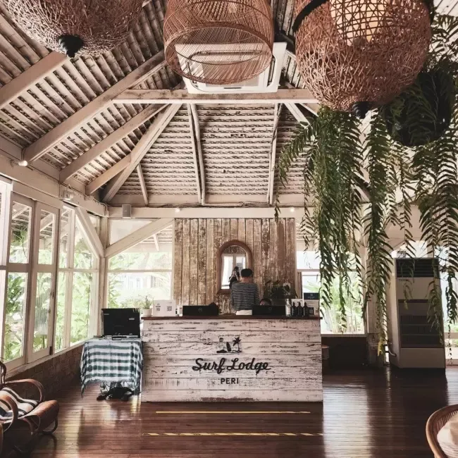 คาเฟ่และเซิร์ฟคลับ Pineapple Surf Club