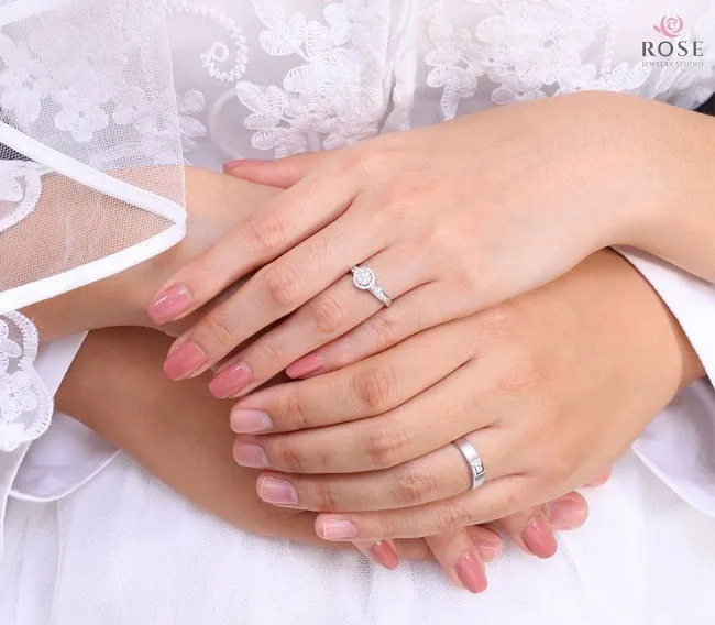 บ่าวสาวสวมแหวนแบรนด์ Rose Jewelry