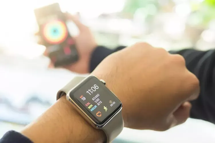 ผู้ชายดูแอปกิจกรรมบนสมาร์ทโฟน ผู้ชายดูแอปกิจกรรมบนสมาร์ทโฟน