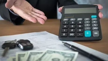 ผู้ชายถือเครื่องคิดเลข