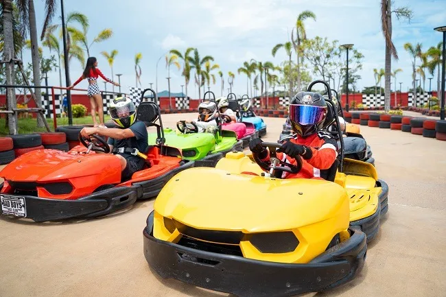 คนกำลังขับรถโกคาร์ท