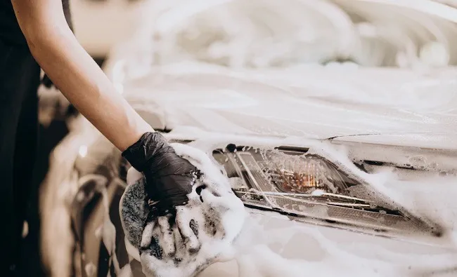 คนกำลังล้างรถ