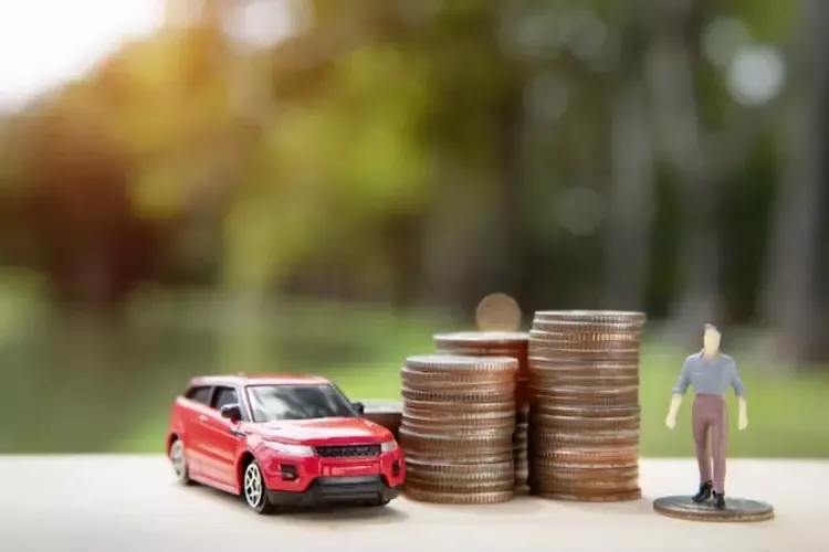 กองเหรียญวางตรงกลางโมเดลรถและคน 