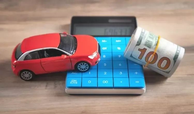 รถยนต์ ธนบัตรดอลลาร์ เครื่องคิดเลขวางบนโต๊ะไม้ รถยนต์ ธนบัตรดอลลาร์ เครื่องคิดเลขวางบนโต๊ะไม้