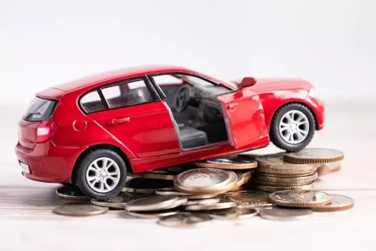 โมเดลรถวางอยู่บนกองเหรียญ โมเดลรถวางอยู่บนกองเหรียญ