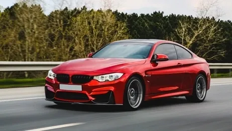 รถยนต์วิ่งบนถนน