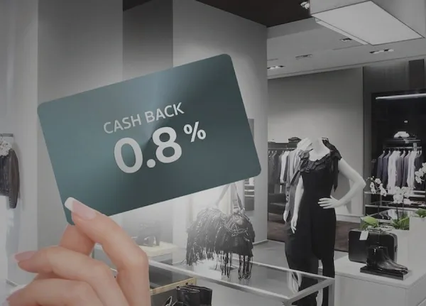 ผู้หญิงถือบัตรเครดิต