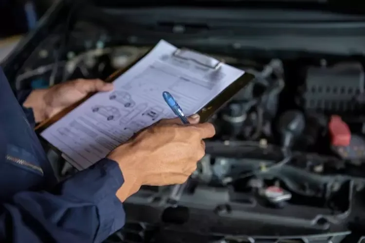 ช่างตรวจสอบสภาพรถตามใบรายการ   