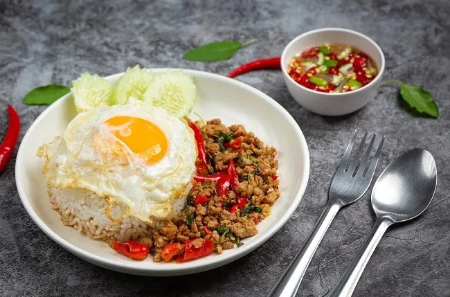 เมนูกะเพราหมูสับไข่ดาว