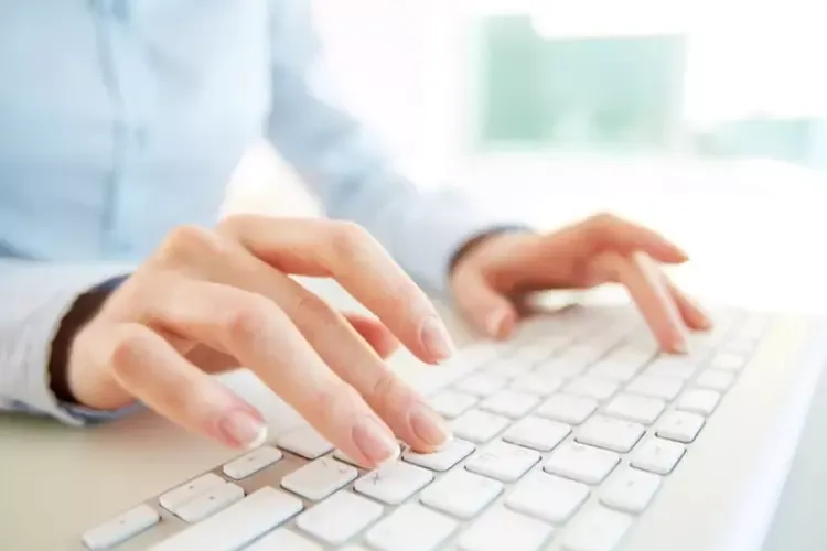 พนักงานกำลังกดแป้นคีย์บอร์ด พนักงานกำลังกดแป้นคีย์บอร์ด