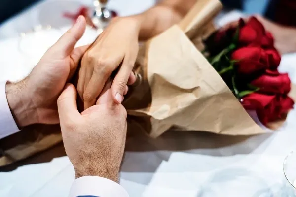 หนุ่มสาวจับมือ