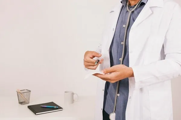 หมอถือเข็มฉีดยา