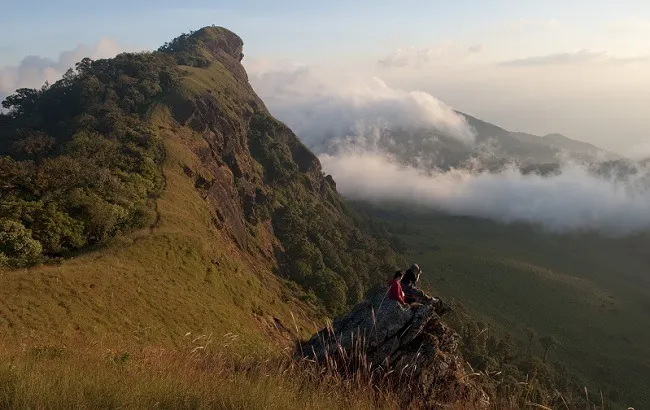 คนกำลังนั่งอยู่ที่ดอยม่อนจอง