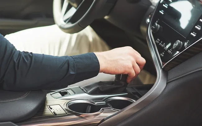 คนกำลังขับรถ