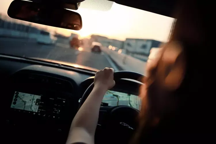 ผู้หญิงกำลังขับรถ 