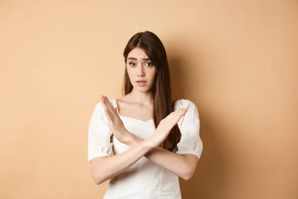 ผู้หญิงทำมือกากบาท