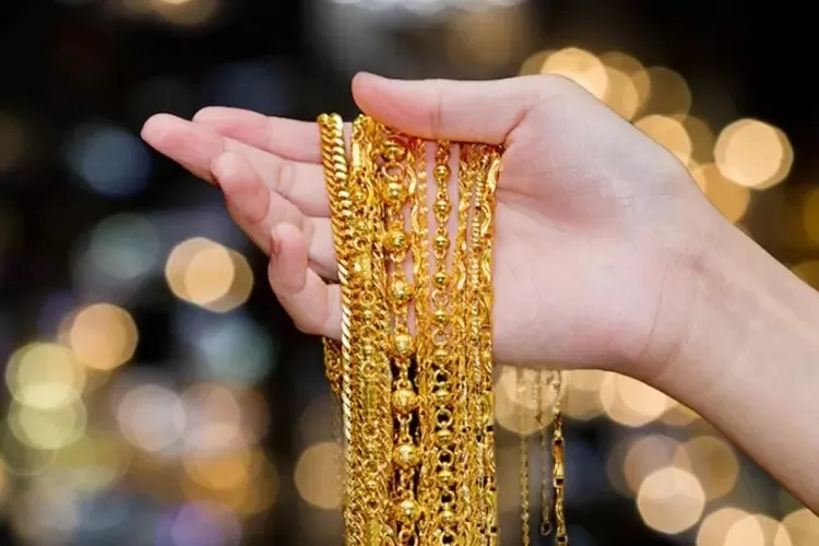 ผู้หญิงถือสร้อยคอทองคำ ผู้หญิงถือสร้อยคอทองคำ