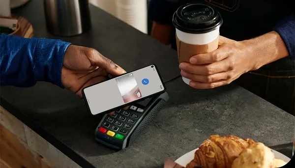 การใช้โทรศัพท์มือถือแตะจ่าย