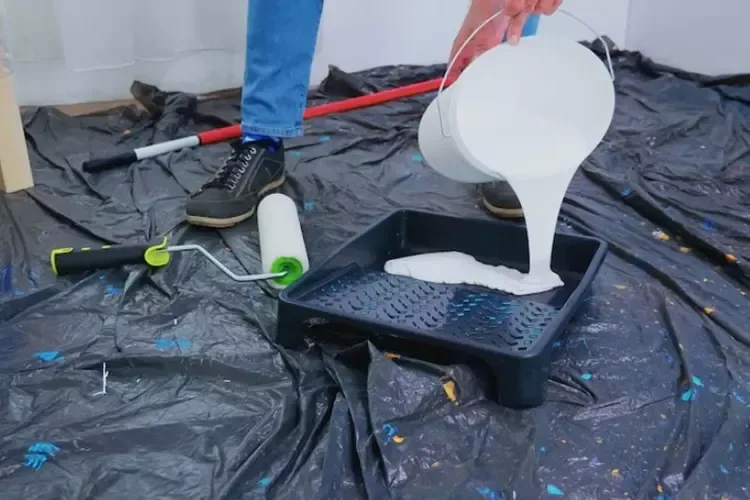 ช่างกำลังเทปูนขาว ช่างกำลังเทปูนขาว