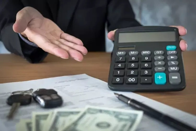 เจ้าหน้าที่ถือกุญแจและคำนวณวงเงินสินเชื่อที่สำนักงาน เจ้าหน้าที่ถือกุญแจและคำนวณวงเงินสินเชื่อที่สำนักงาน