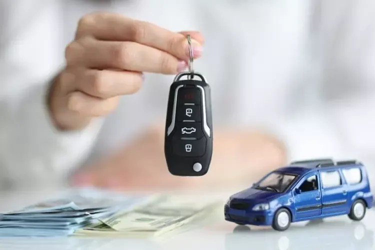 ผู้ชายถือกุญแจไว้หน้ารถของเล่นและธนบัตร ผู้ชายถือกุญแจไว้หน้ารถของเล่นและธนบัตร