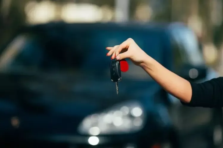 ผู้หญิงถือกุญแจรถในมือ ผู้หญิงถือกุญแจรถในมือ