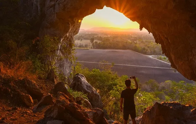 พระอาทิตย์ตกดินที่ถ้ำเขาทะลุ
