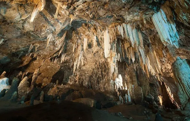 หินย้อยในถ้ำเขาวังทอง หินย้อยในถ้ำเขาวังทอง
