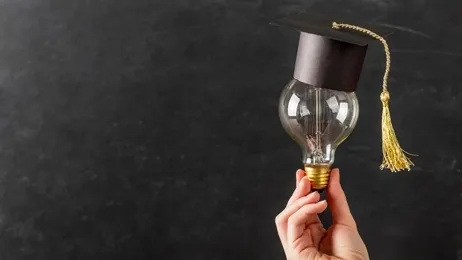 หลอดไฟใส่หมวกรับปริญญา