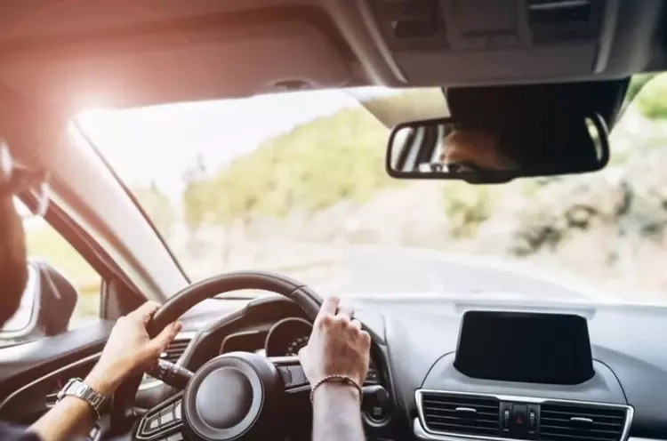 ผู้ชายกำลังขับรถ 