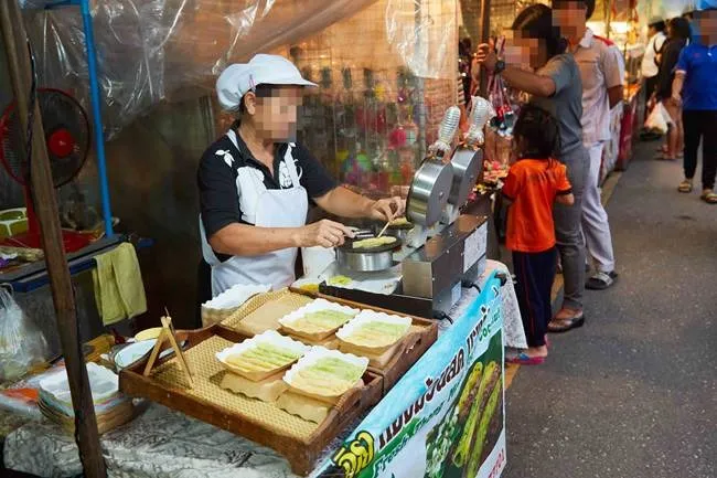 แม่ค้าขายของที่ตลาดศาลเจ้า