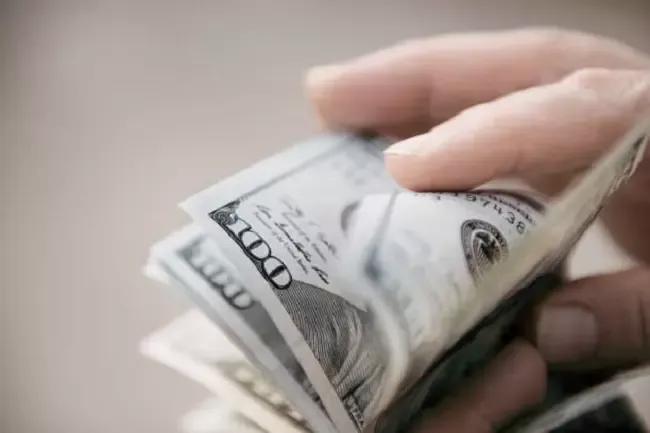 คนกำลังนับเงิน