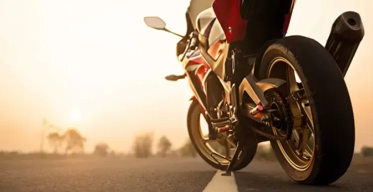 มอเตอร์ไซค์จอดริมถนน 