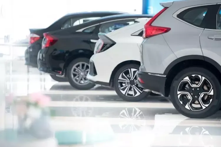 รถป้ายแดงในโชว์รูม 