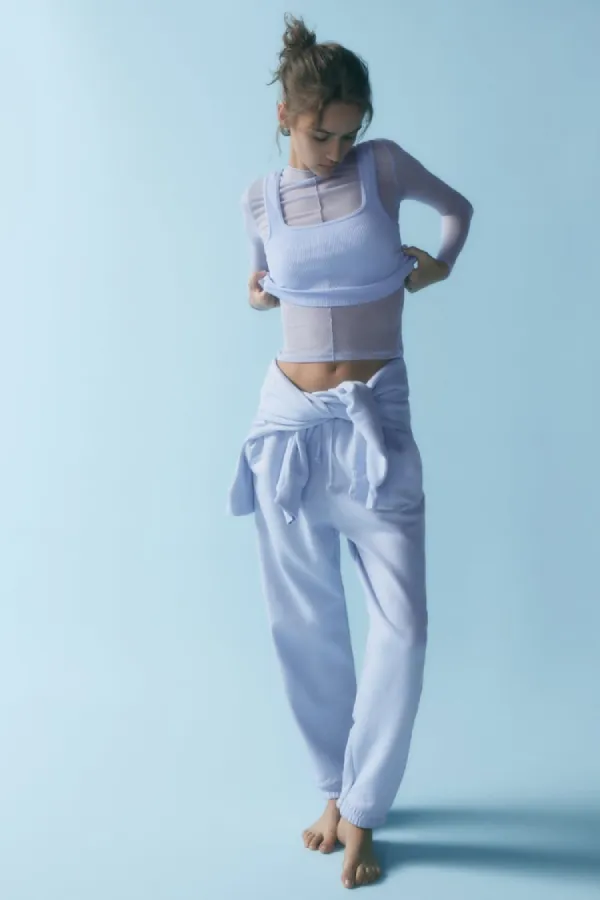 หญิงสาวใส่เสื้อไร้รอยต่อ หญิงสาวใส่เสื้อไร้รอยต่อ