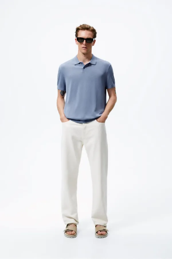 ชายหนุ่มใส่เสื้อโปโลผ้าถักผ้าฝ้าย - ผ้าไหม ชายหนุ่มใส่เสื้อโปโลผ้าถักผ้าฝ้าย - ผ้าไหม