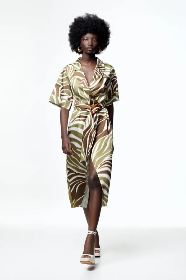 หญิงสาวใส่เดรสทรงเสื้อเชิ้ตพิมพ์ลายหนังสัตว์ หญิงสาวใส่เดรสทรงเสื้อเชิ้ตพิมพ์ลายหนังสัตว์