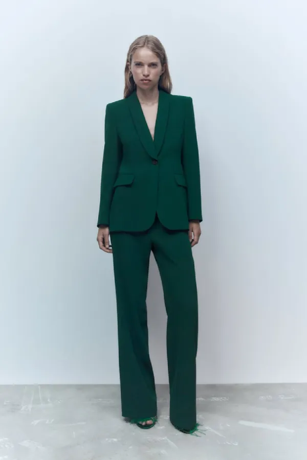 หญิงสาวใส่เสื้อคลุมเบลเซอร์คอทักซิโด้ หญิงสาวใส่เสื้อคลุมเบลเซอร์คอทักซิโด้