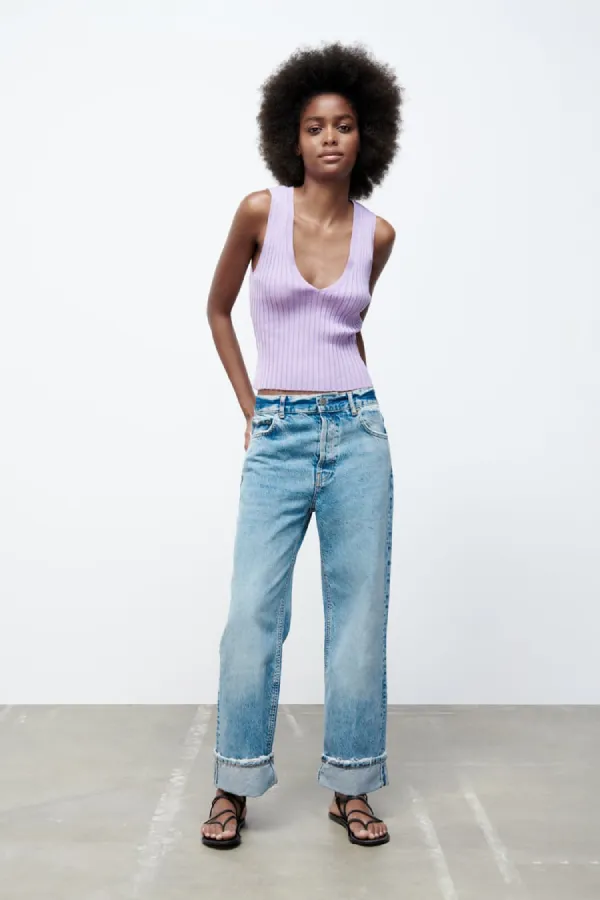 หญิงสาวใส่เสื้อผ้าถักแต่งผ้าริบ หญิงสาวใส่เสื้อผ้าถักแต่งผ้าริบ