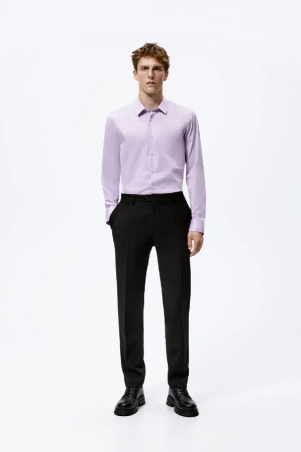 ชายหนุ่มใส่เสื้อเชิ้ตผ้าทอผิวไม่เรียบ ชายหนุ่มใส่เสื้อเชิ้ตผ้าทอผิวไม่เรียบ