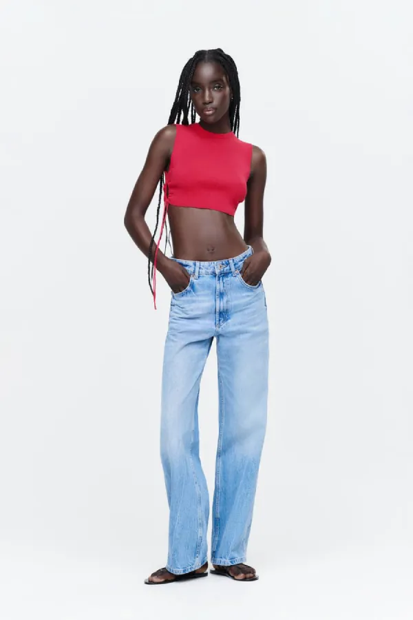 หญิงสาวใส่เสื้อผ้าถัก CUT OUT ด้านข้าง หญิงสาวใส่เสื้อผ้าถัก CUT OUT ด้านข้าง